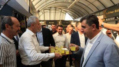 Hatay Büyükşehir Belediye Başkanı Mehmet Öntürk, tarihi Uzun Çarşı esnafını