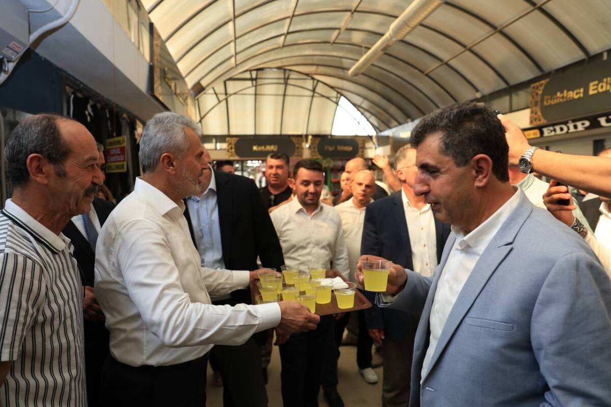 Hatay Büyükşehir Belediye Başkanı Mehmet Öntürk, tarihi Uzun Çarşı esnafını