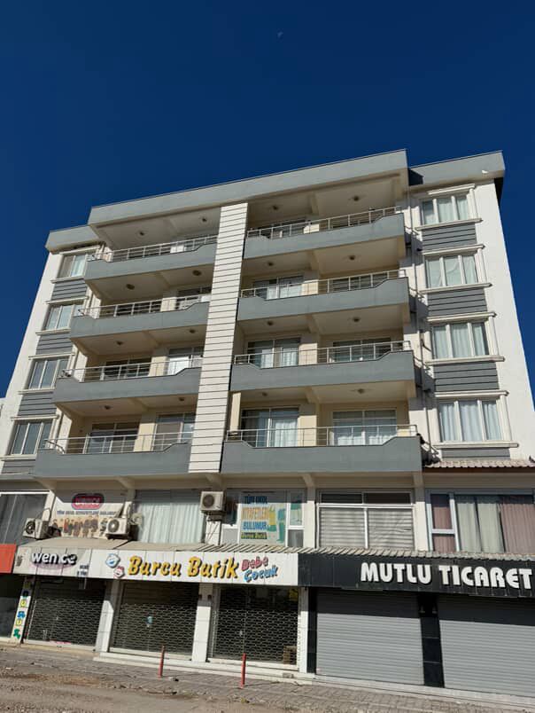 Hatay’ın Kırıkhan ilçesi Kurtuluş Mahallesi Meriç Sokak’ta bulunan Meto Apartmanı