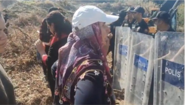 Hatay’ın Samandağ ilçesinde bulunan Kurtderesi’nde doğayı savunan yurttaşlarla güvenlik güçleri