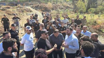 Hatay’ın Samandağ ilçesine bağlı Kurtderesi Mahallesi’nde sabah saatlerinde yaşanan gerginlik