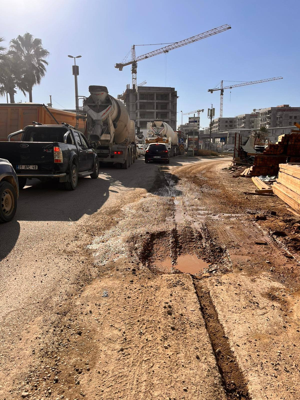 Antakya ve Defne’de, özellikle 75. Yıl Caddesi, Mezarlık ve Çekmece