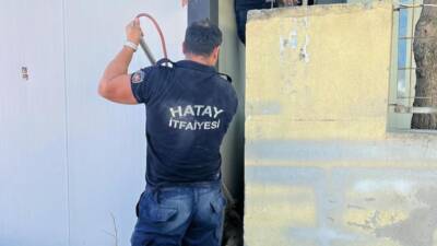 Hatay’ın Arsuz ilçesinde konteyner ile duvar arasına sıkışan yavru köpek,