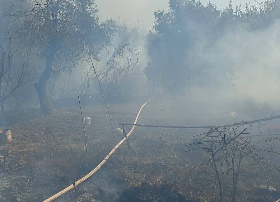 Antakya’nın Ekinci Mahallesi’nde çıkan yangın, itfaiye ekiplerinin zamanında müdahalesiyle kısa