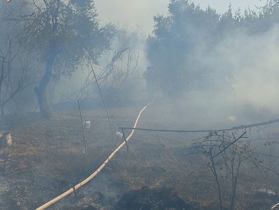 Antakya’nın Ekinci Mahallesi’nde çıkan yangın, itfaiye ekiplerinin zamanında müdahalesiyle kısa