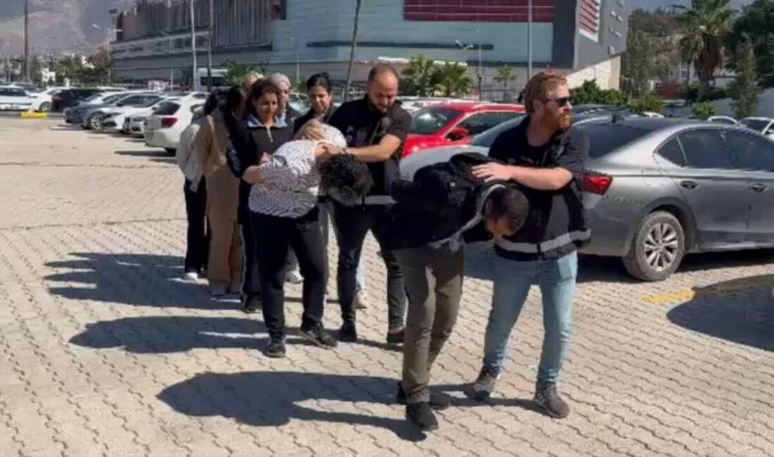 Hırsızlık ve Tehdit Suçlarından Aranan Şahıslar Adliyede Hatay Emniyet Müdürlüğü ekipleri, aranan şahısların yakalanmasına yönelik yürüttüğü operasyonlar