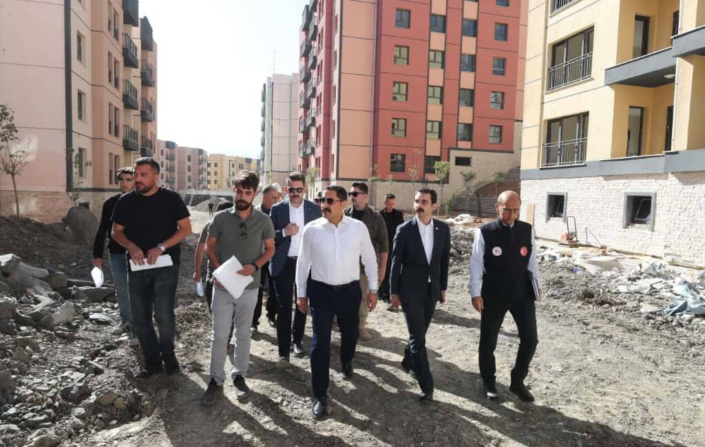 Vali Masatlı, Belen’de Afet Konutu Projesini İnceledi Hatay’ın Belen ilçesinde 6 Şubat 2023 depremlerinin ardından başlatılan afet