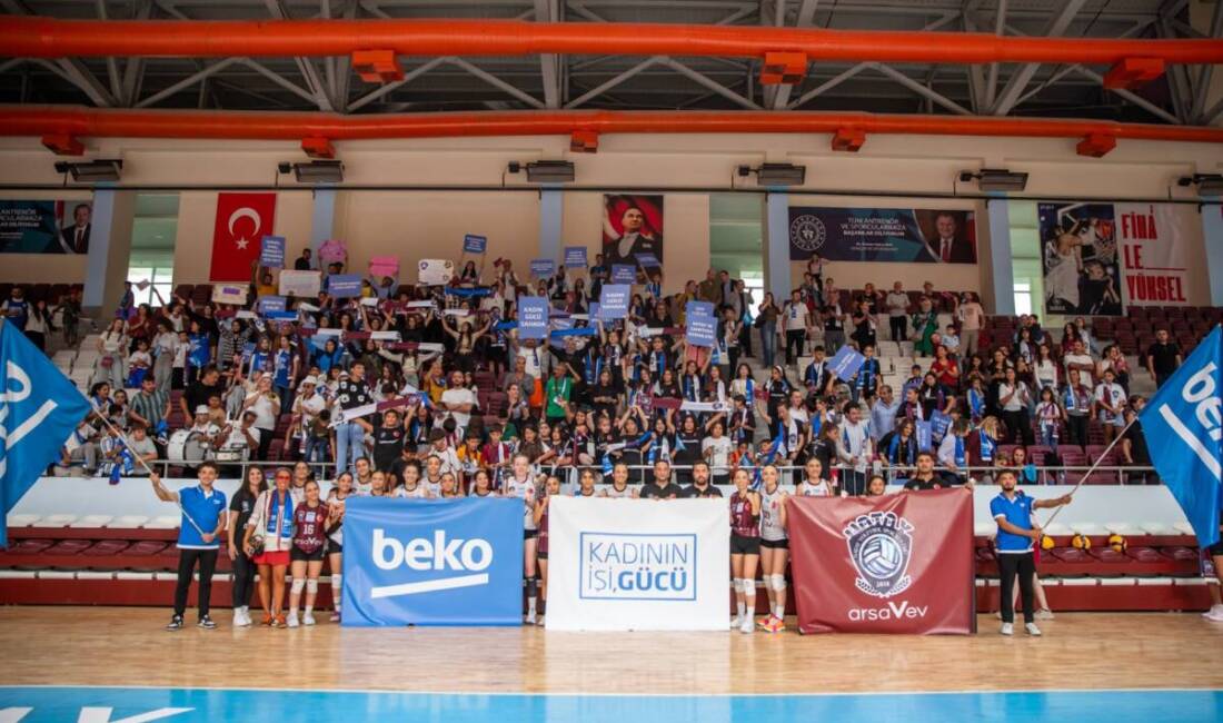 Deprem sonrası yeniden kurulan arsaVev Hatay Kadın Voleybol Takımı, Beko’nun