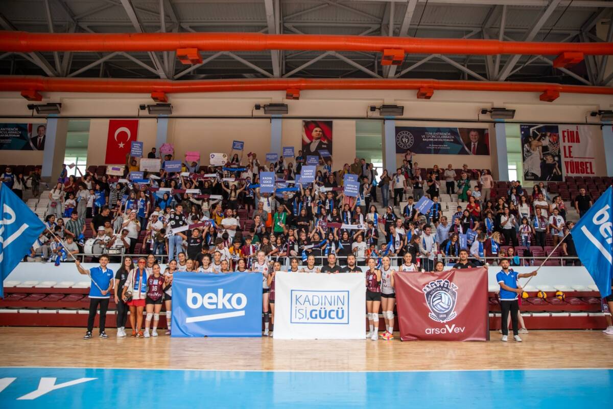 Deprem sonrası yeniden kurulan arsaVev Hatay Kadın Voleybol Takımı, Beko’nun