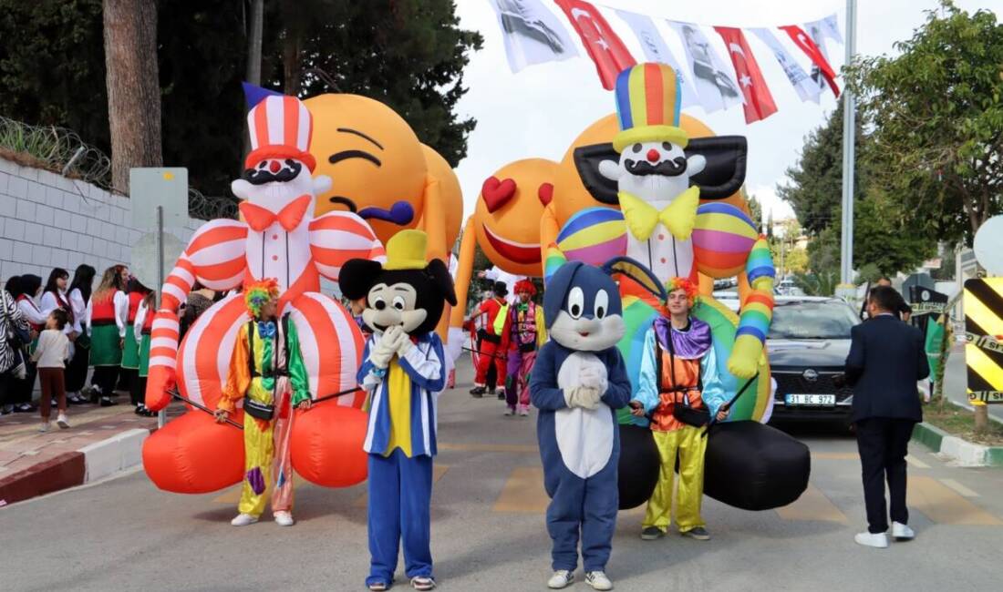 Zeytin ve Zeytinyağı Festivali Korteji Sokakları Şenlik Alanına Çevirdi Hatay’ın Altınözü ilçesi, bu yıl 9’uncusu düzenlenen Zeytin, Zeytinyağı ve