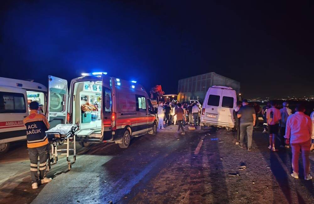 Hatay’da işçi servisi ile traktörün çarpıştığı kazada yaralanan 17 yaşındaki