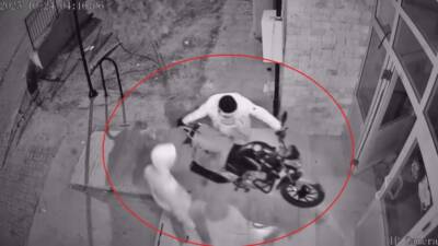 Hatay’ın Reyhanlı ilçesinde, bir binadan motosiklet çalan 2 kişi güvenlik