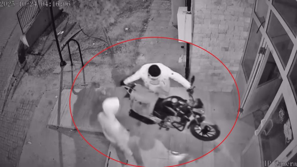 Reyhanlı’da motosiklet çalan iki kişi güvenlik kamerasına yakalandı Hatay’ın Reyhanlı ilçesinde, bir binadan motosiklet çalan 2 kişi güvenlik