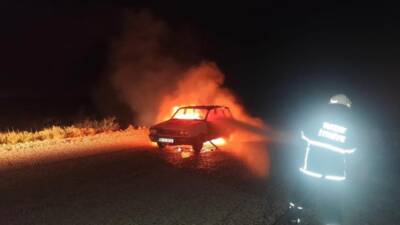 Hatay’ın Hassa ilçesinde seyir halindeyken alev alan bir otomobil kullanılmaz