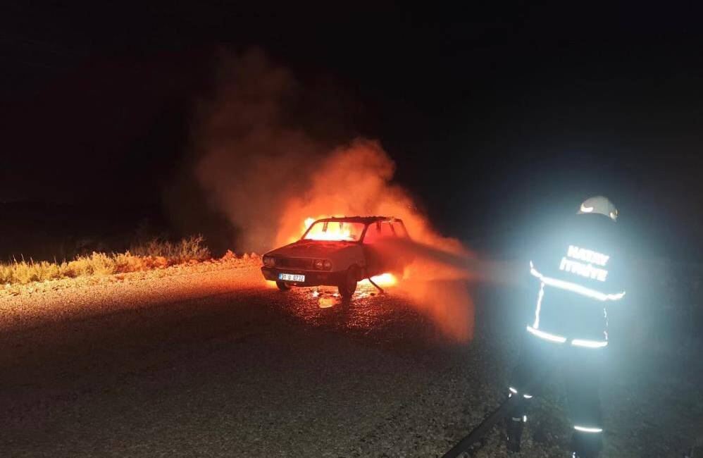 Hatay’ın Hassa ilçesinde seyir halindeyken alev alan bir otomobil kullanılmaz