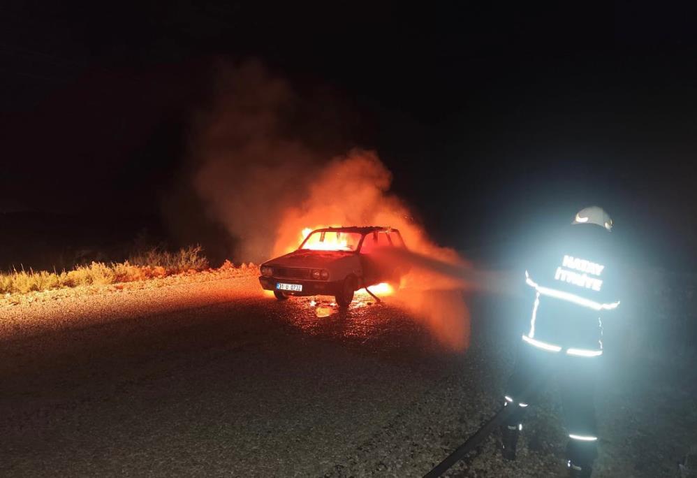 Otomobil Yangını Korkuttu: Hassa’da Trafik Durdu Hatay’ın Hassa ilçesinde seyir halindeyken alev alan bir otomobil kullanılmaz