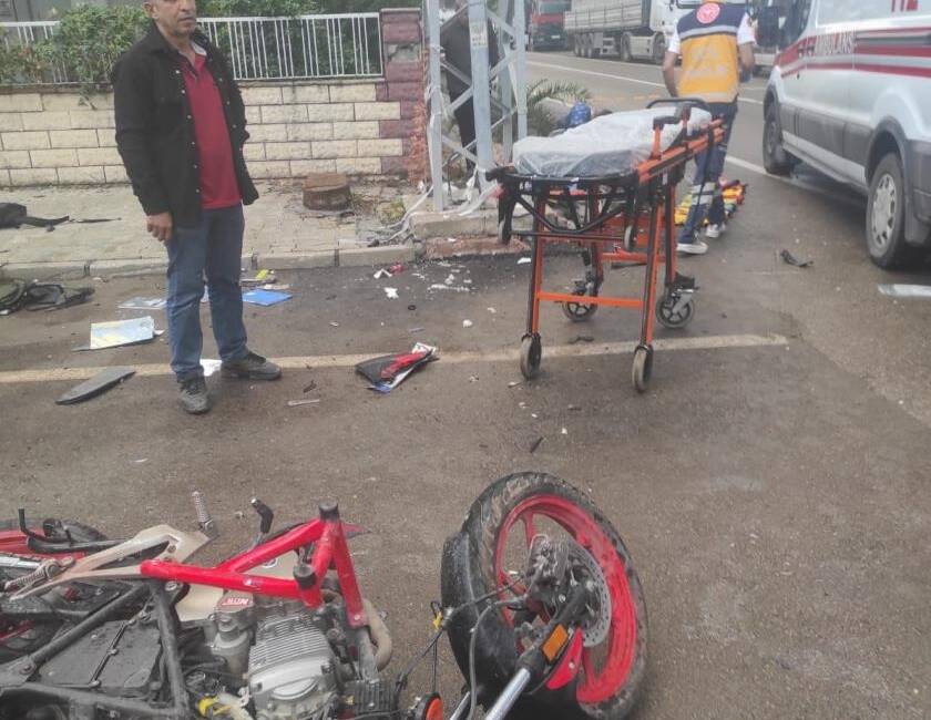 Hatay’ın Dörtyol ilçesinde meydana gelen trafik kazasında, servis minibüsü ile