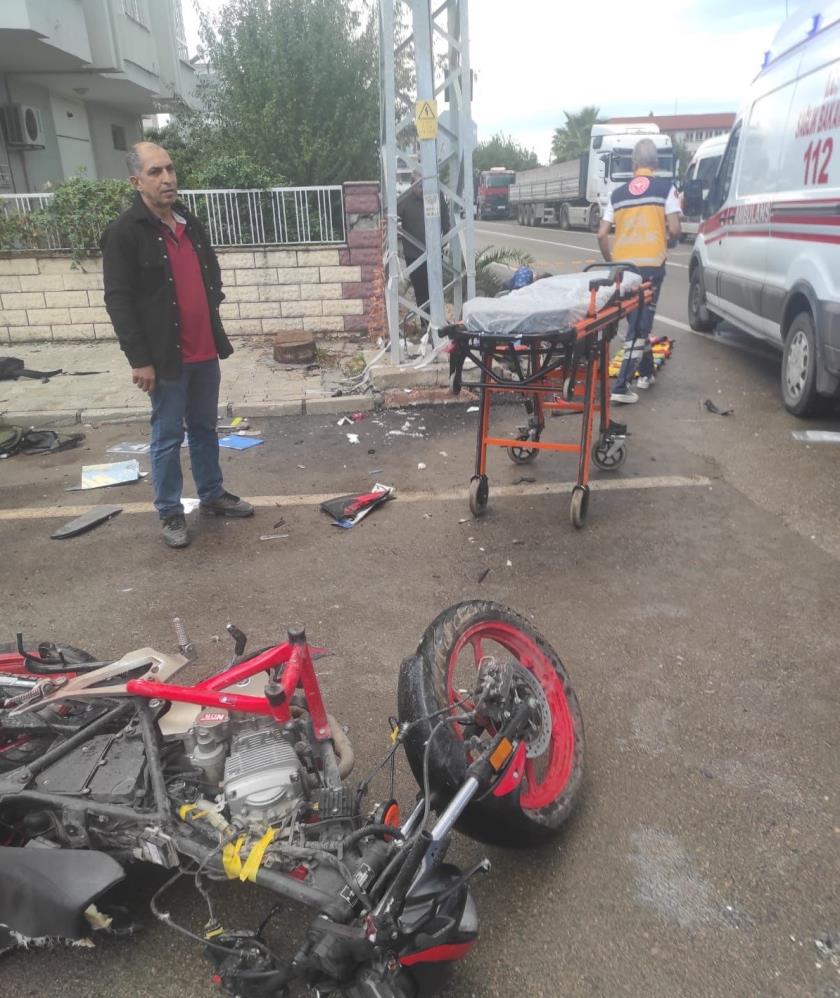 Hatay’ın Dörtyol ilçesinde meydana gelen trafik kazasında, servis minibüsü ile