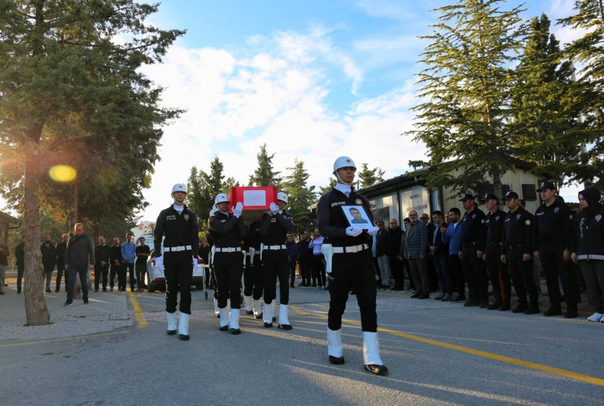 Hataylı Polis Memuru Kalp Krizine Yenik Düştü Konya’da görev yapan Hataylı polis memuru Abdurrahim Köroğlu, evinde geçirdiği