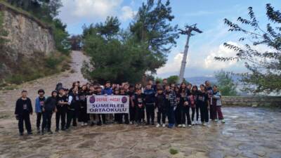 Hatay’ın Defne ilçesinde bulunan Sümerler Ortaokulu, Cumhuriyet’in 102. yılı kutlamaları