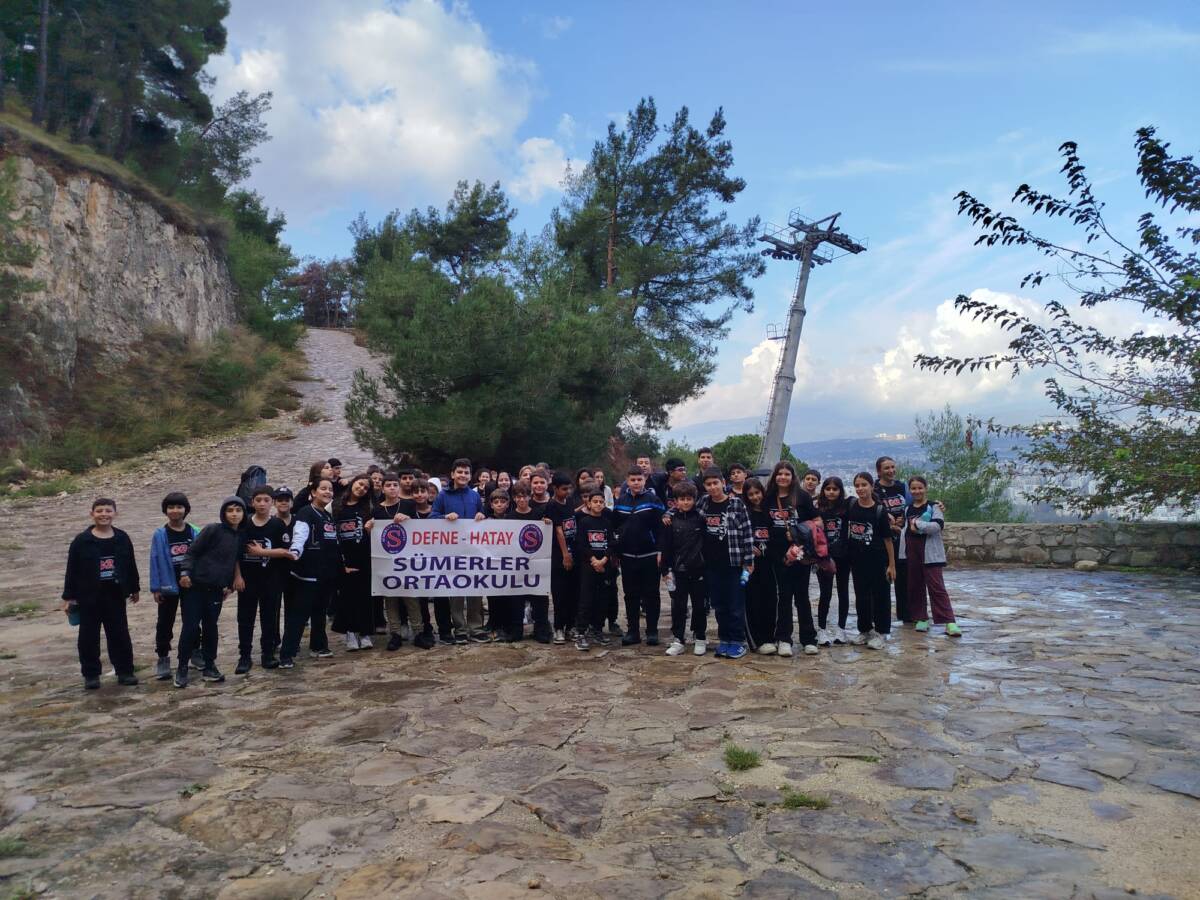 Hatay’ın Defne ilçesinde bulunan Sümerler Ortaokulu, Cumhuriyet’in 102. yılı kutlamaları
