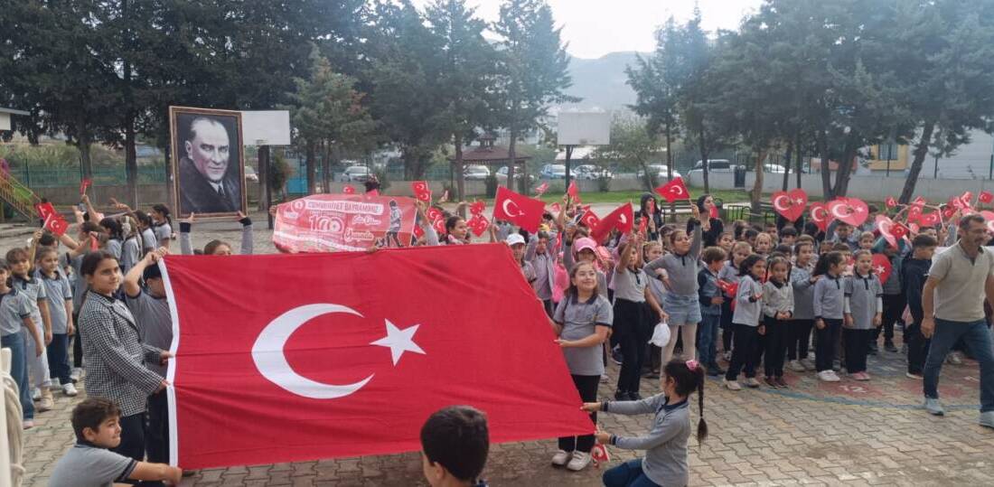 Turunçlu İlkokulu öğrencileri ve öğretmenleri, Cumhuriyet Yürüyüşü ile mahallede unutulmaz