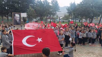 Turunçlu İlkokulu öğrencileri ve öğretmenleri, Cumhuriyet Yürüyüşü ile mahallede unutulmaz