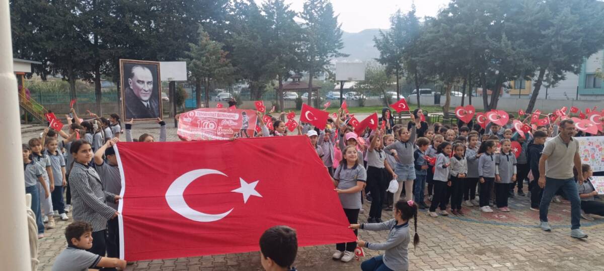 Turunçlu Mahallesi Cumhuriyet Coşkusuyla Yankılandı Turunçlu İlkokulu öğrencileri ve öğretmenleri, Cumhuriyet Yürüyüşü ile mahallede unutulmaz