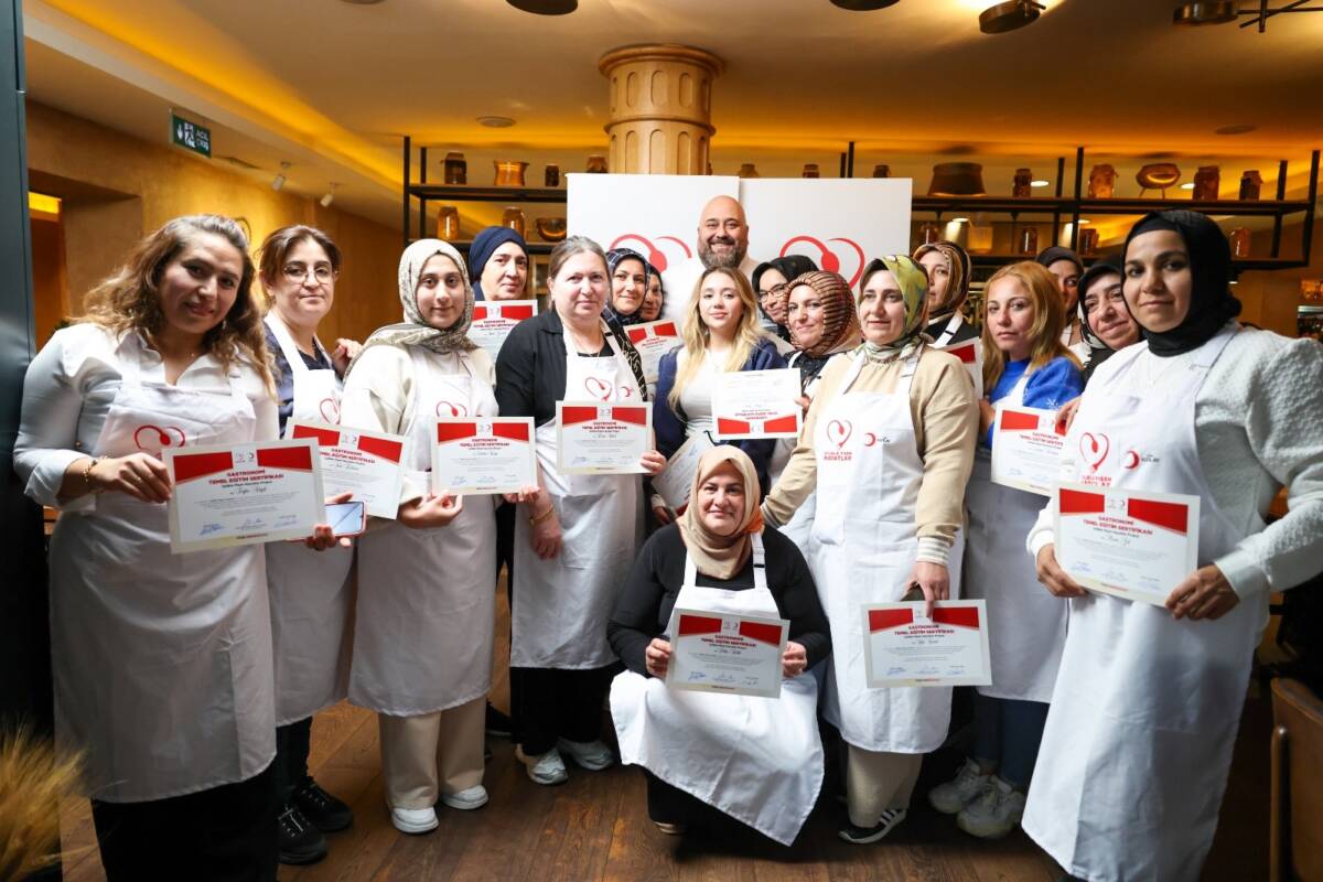 Depremzede kadınlara umut veren proje: “İyilikle Pişen Hayatlar” Kahramanmaraş’tan gelen 20 depremzede kadın, Türk Kızılay’ın İstanbul’da ünlü şeflerin