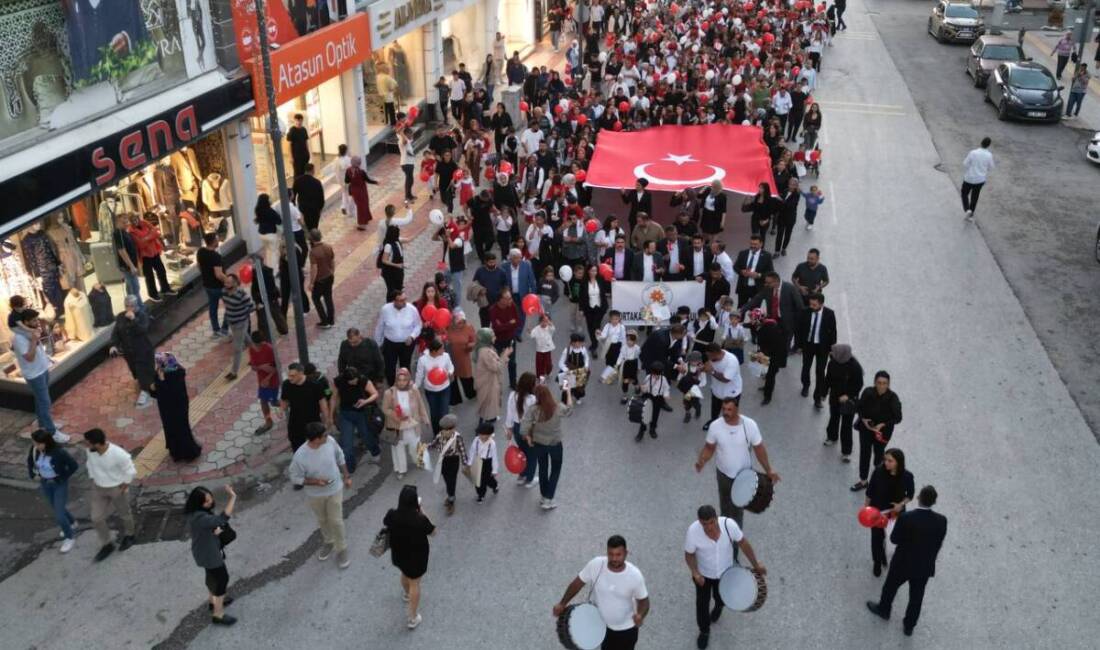 Hatay’ın Dörtyol ilçesinde Portakal Çiçeği Anaokulu öğrencileri, Cumhuriyet’in 102. kuruluş