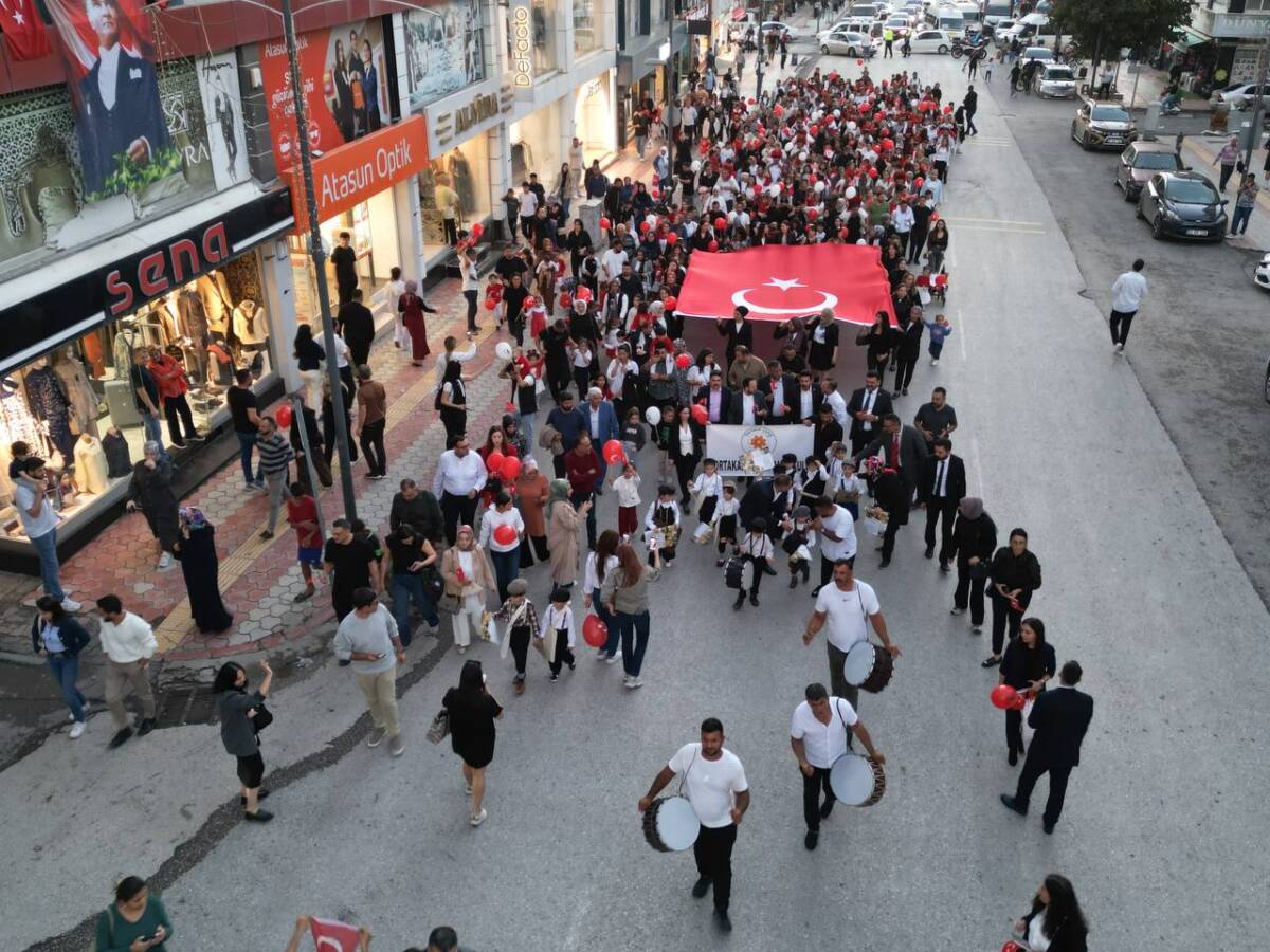 Miniklerden Cumhuriyet Coşkusu: “Beyler, yarın Cumhuriyet’i ilan ediyoruz!” Hatay’ın Dörtyol ilçesinde Portakal Çiçeği Anaokulu öğrencileri, Cumhuriyet’in 102. kuruluş