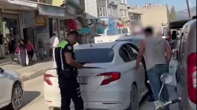 Hatay’ın Samandağ ilçesinde, yüksek sesle müzik dinleyen bir sürücüye 10