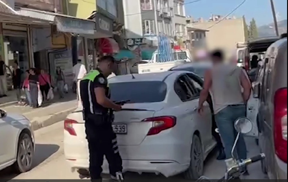 Hatay’ın Samandağ ilçesinde, yüksek sesle müzik dinleyen bir sürücüye 10