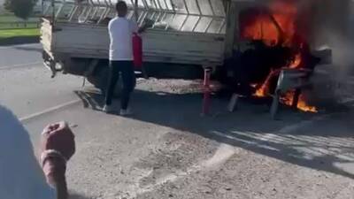 Hatay’ın Arsuz ilçesinde seyir halindeyken alev alan bir pikap, kısa