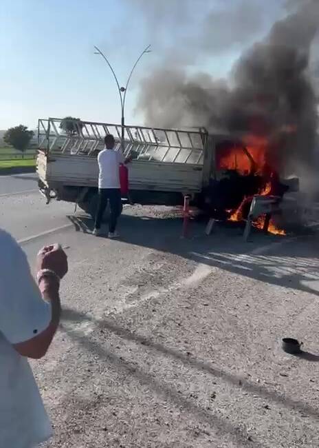 Hatay’ın Arsuz ilçesinde seyir halindeyken alev alan bir pikap, kısa