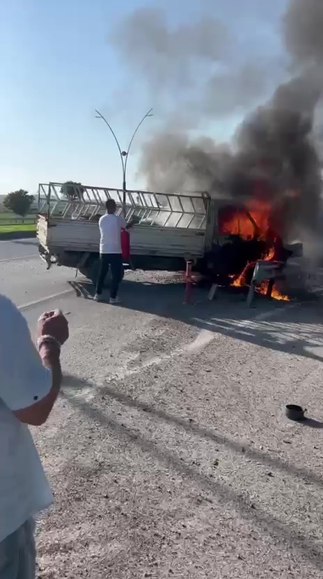 Hatay’ın Arsuz ilçesinde seyir halindeyken alev alan bir pikap, kısa
