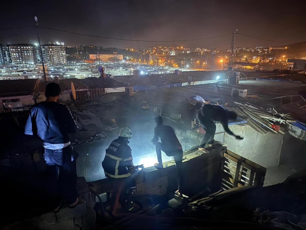 Hatay’ın Kırıkhan ilçesinde çıkan yangın, mahalle sakinlerini tedirgin etti. Bahçelievler