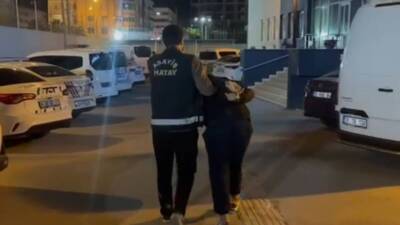 Hatay Emniyeti, dolandırıcılık ve çeşitli suçlardan aranan şahsı İskenderun’da yakalayarak