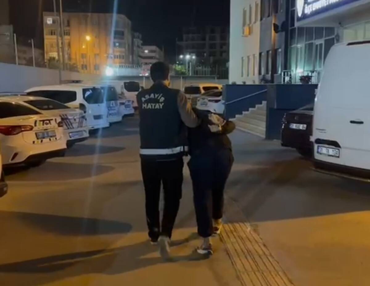 Hatay Emniyeti, dolandırıcılık ve çeşitli suçlardan aranan şahsı İskenderun’da yakalayarak