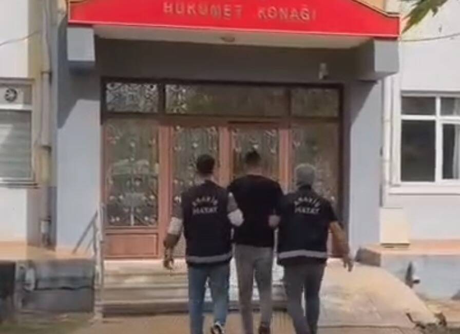 Hırsızlık suçundan aranan şahıs Erzin’de gözaltına alındı Hatay Emniyet Müdürlüğü ekipleri, aranan şahısların yakalanmasına yönelik yürüttükleri çalışmalar