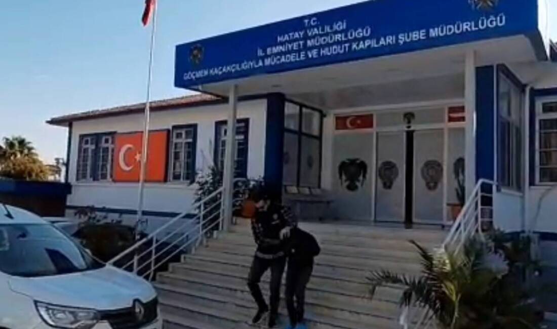 Hatay’da Göçmen Kaçakçılığıyla Mücadele: 1 Şüpheli Tutuklandı Hatay Emniyet Müdürlüğü ekipleri, Göçmen Kaçakçılığıyla Mücadele kapsamında yürüttüğü çalışmalar
