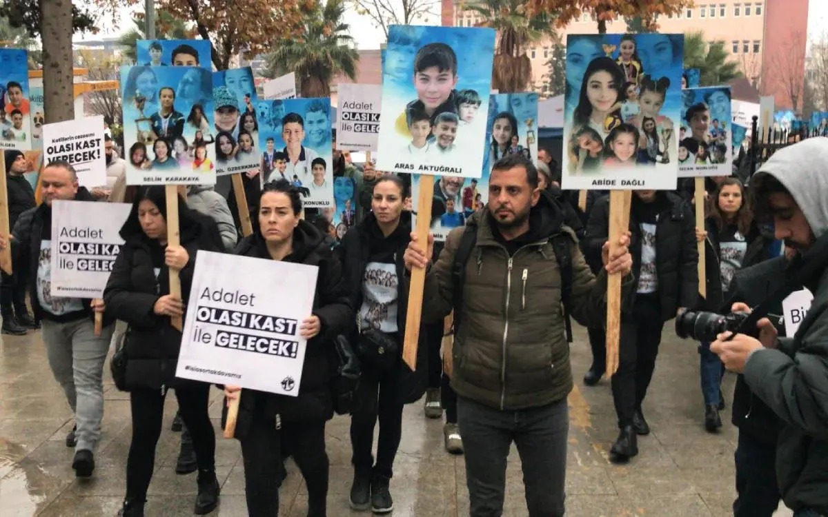 6 Şubat depremlerinde yıkılarak 72 kişiye mezar olan İsias Otel