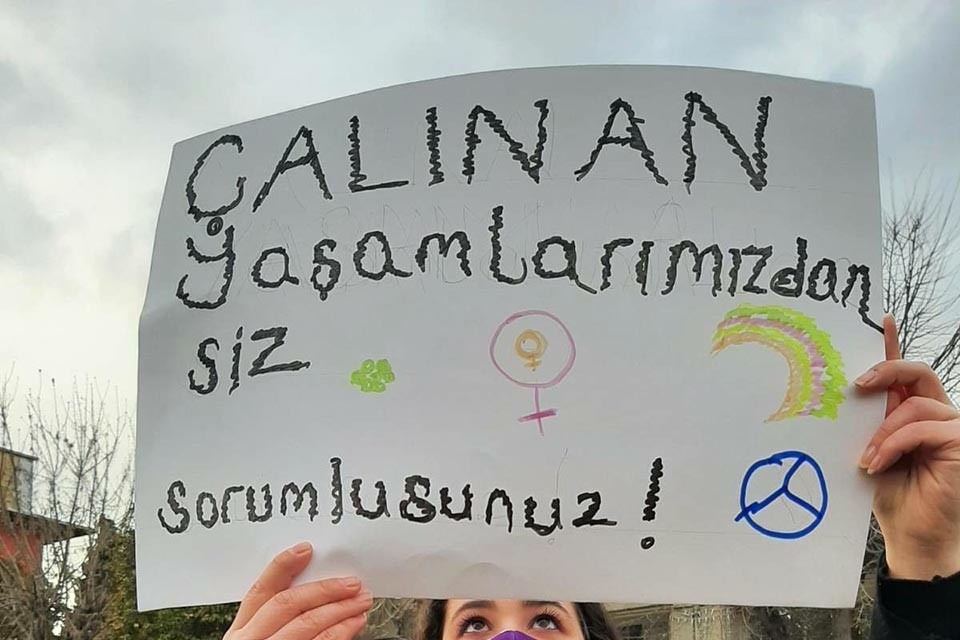 Hatay’da işçileri taşıyan servis aracının traktörle çarpışması sonucu ağır yaralanan