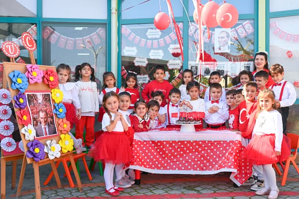 MKÜ Miniklerinden Coşkulu Cumhuriyet Kutlaması Hatay Mustafa Kemal Üniversitesi (MKÜ) Kampüsü’ndeki Kreş ve Gündüz Bakımevi