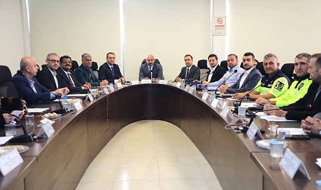 Asi Nehri çalışması ulaşımı etkiliyor: Kapanan yollara bir yenisi eklendi Hatay Büyükşehir Belediyesi Ulaşım Koordinasyon Merkezi (UKOME), Ekim ayı toplantısında