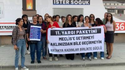 Antakya’da bir araya gelen kadınlar, kamuoyuna yansıyan 11. Yargı Paketi’nin