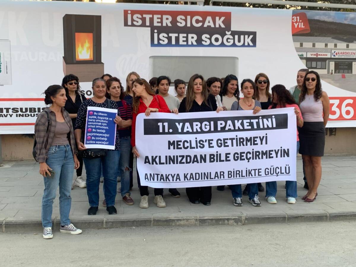 Antakya’da bir araya gelen kadınlar, kamuoyuna yansıyan 11. Yargı Paketi’nin