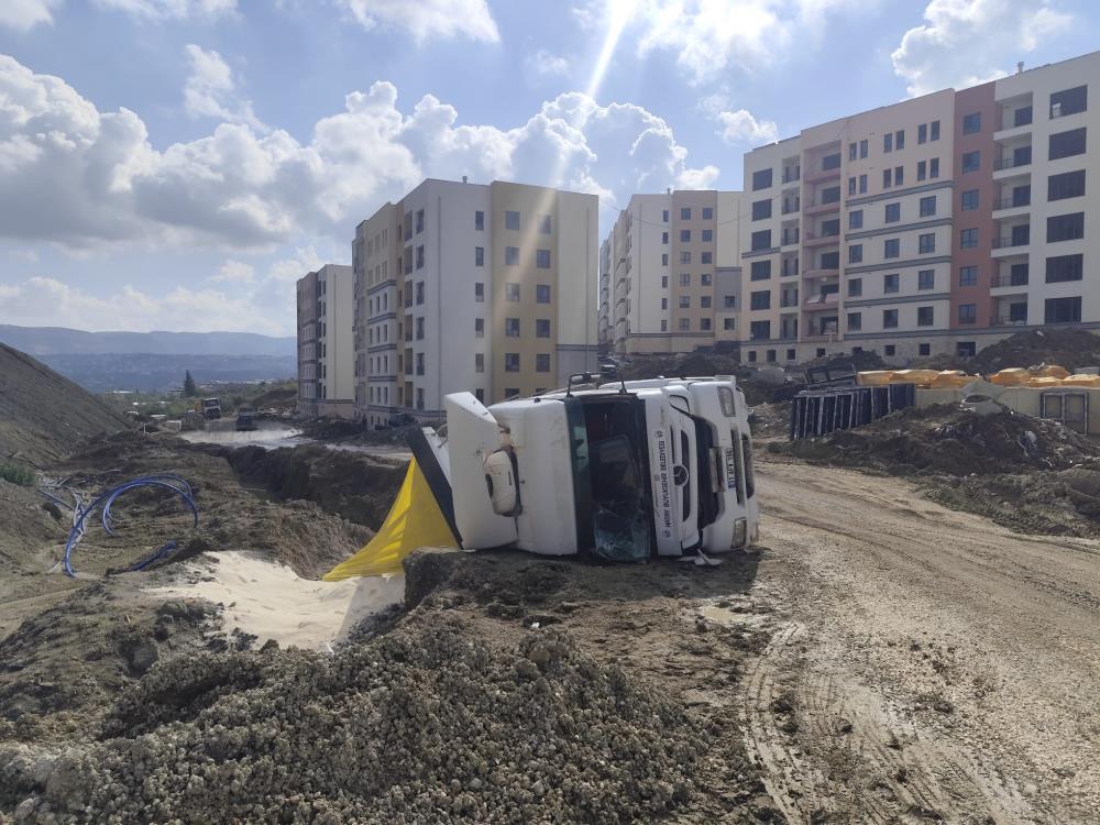 Hatay’ın Defne ilçesinde kum yüklü bir kamyonun devrilmesi sonucu sürücü