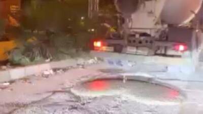 Antakya’da trafikte kırmızı ışıkta bekleyen bir mikserin yola beton dökmesi,
