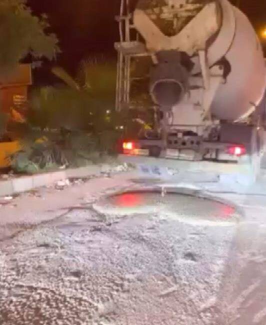 Antakya’da trafikte kırmızı ışıkta bekleyen bir mikserin yola beton dökmesi,